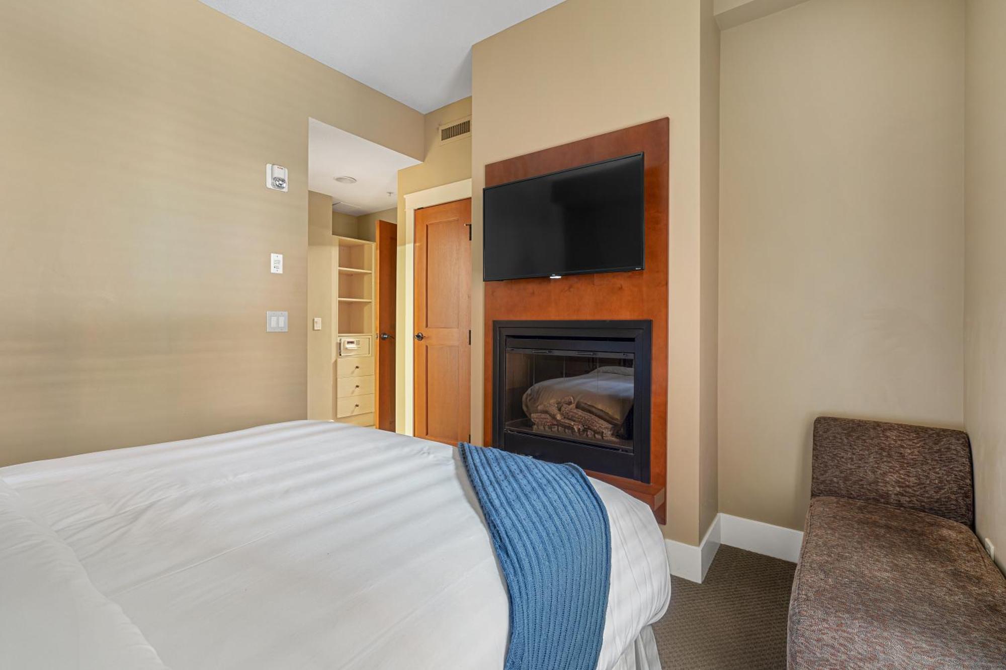 Adventurer's Escape~ Mountain Luxury Apartment Canmore