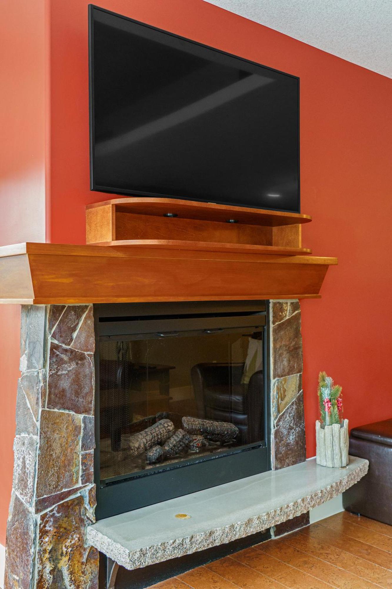 Adventurer's Escape~ Mountain Luxury Apartment Canmore